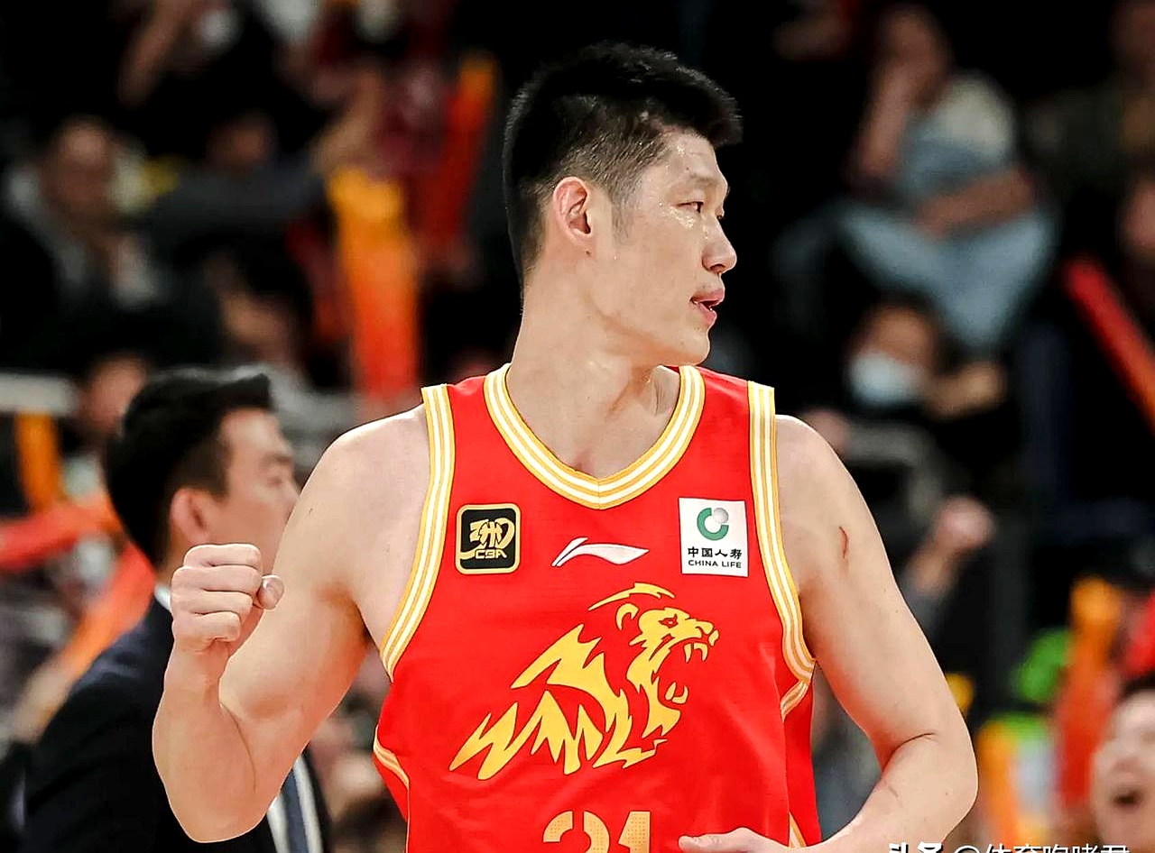 国际比赛日新疆广汇备战欧冠；手感冰凉细节曝光；球迷炸锅；团队化学反应显著 