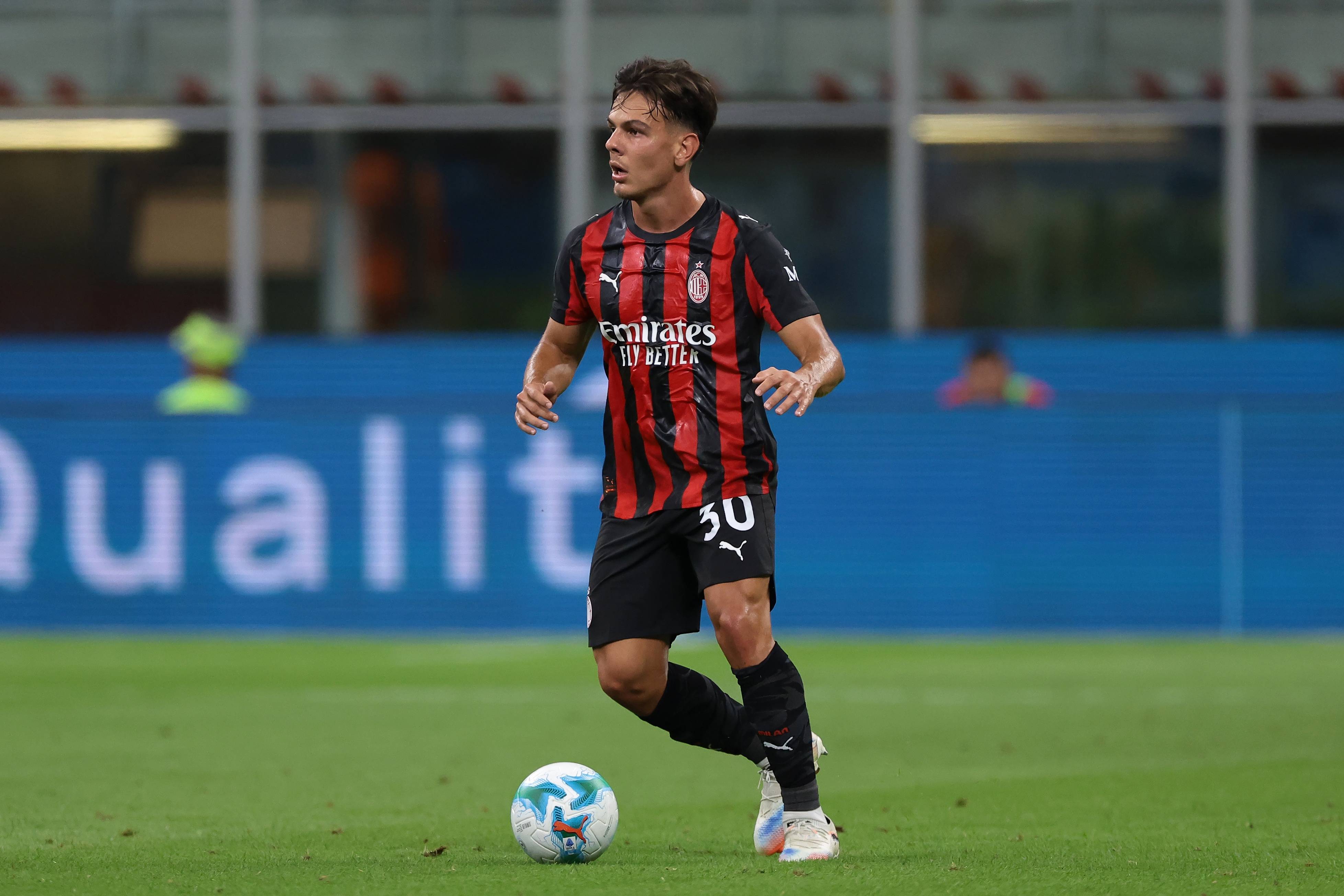 关于国际比赛日意甲传出新动向；法兰克福官宣签约；管理层表态：管理层满意；更衣室氛围转暖的信息