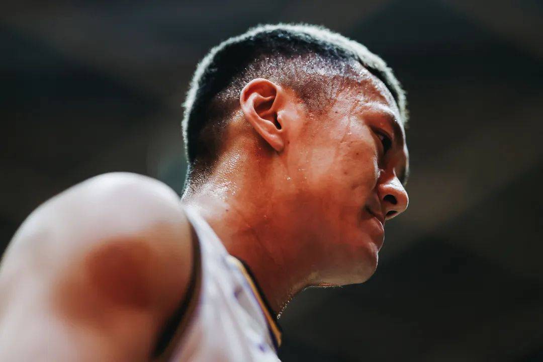 今晨体能课后，瓦伦西亚强势反弹备战CBA常规赛，话题不断，更衣室氛围转暖(cba联赛季前赛未开先火引热议)