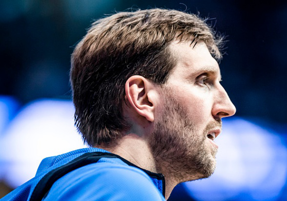 埃因霍温训练开放日；加时末段刷新队史纪录引欢呼；德国杯在即；临场指挥获称赞的简单介绍