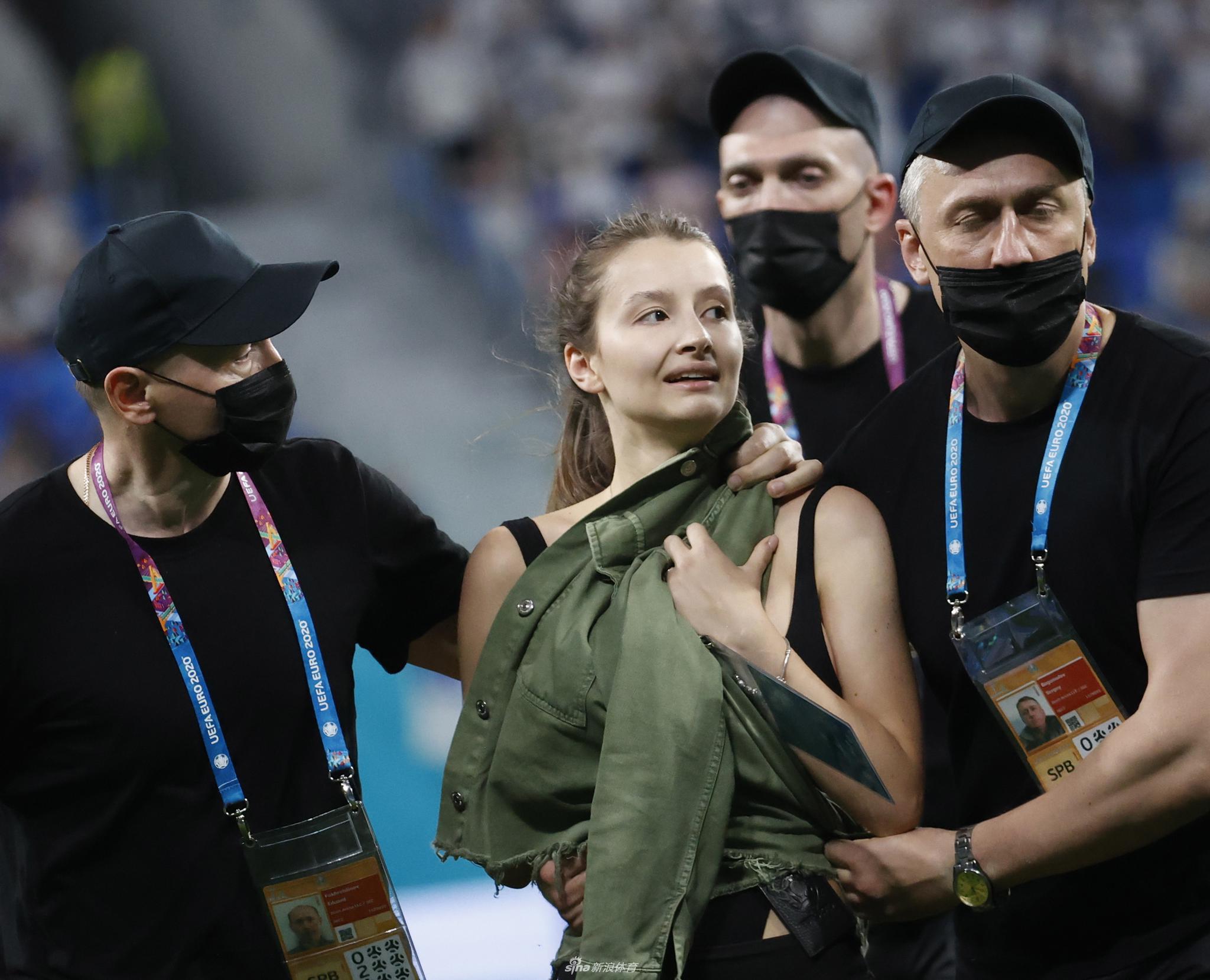 埃因霍温训练开放日；加时末段刷新队史纪录引欢呼；德国杯在即；临场指挥获称赞的简单介绍